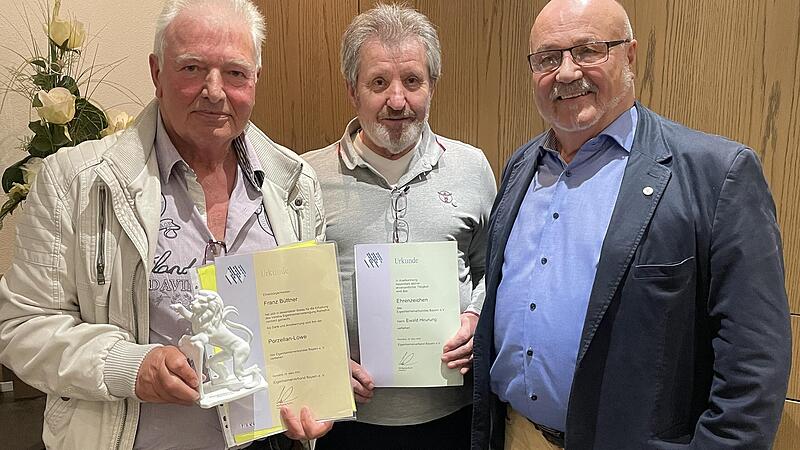 Unser Bild zeigt die Geehrten (von links) Franz Büttner und Ewald Heurung zusammen mit dem Vizepräsident des Eigenheimerverbandes Bayern, Heinz Amling.
