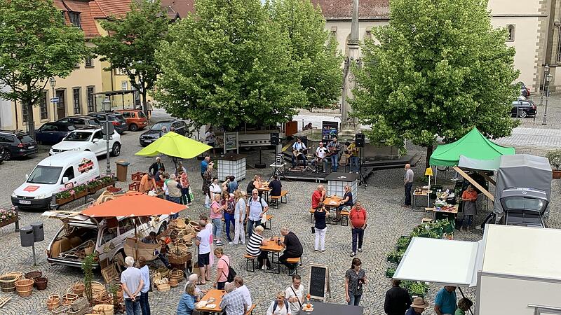 Obst und Gemüse aus Eigenanbau, Käse, frischgestochenen Spargel und vieles mehr bieten die Markthändler ihren Kunden während des Genuss-Samstags am 6. Mai auf dem Marktplatz.
