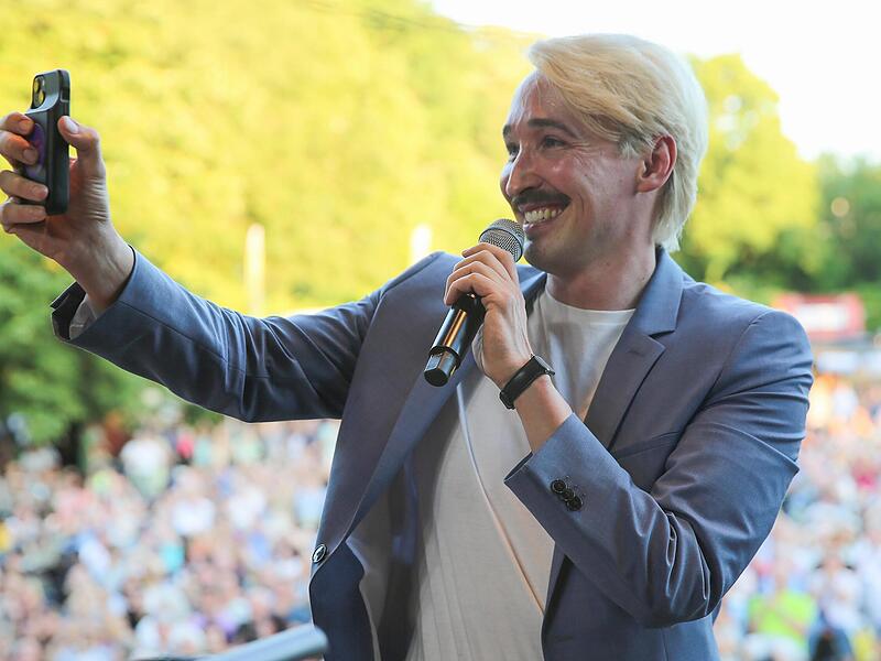 Intendant Neil Barry Moss versucht sich auf großer Bühne im Auftrag der Marketing-Abteilung als Selfie-Kameramann. Intendant Neil Barry Moss versucht sich auf großer Bühne im Auftrag der Marketing-Abteilung als Selfie-Kameramann.