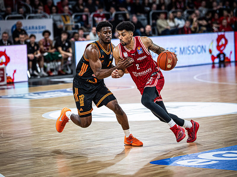 Bambergs Ibi Watson (r.) versucht, an Vechtas TJ Bamba vorbeizukommen.