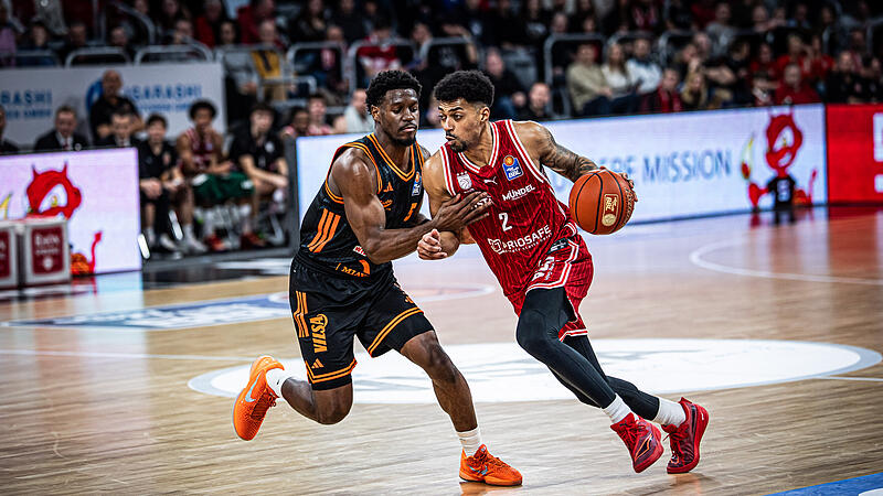 Bambergs Ibi Watson (r.) versucht, an Vechtas TJ Bamba vorbeizukommen.