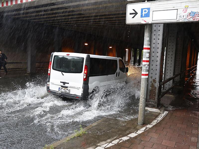 Starkregen flutet Unterführung in Erlangen Starkregen flutet Unterführung in Erlangen