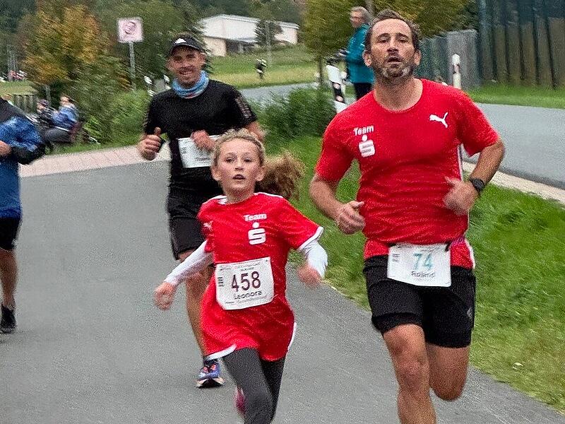 Leonora Kleebauer, jüngste Teilnehmerin und Siegerin beim 6,5- Kilometerlauf, rechts ihr Vater Roland. Leonora Kleebauer, jüngste Teilnehmerin und Siegerin beim 6,5- Kilometerlauf, rechts ihr Vater Roland.