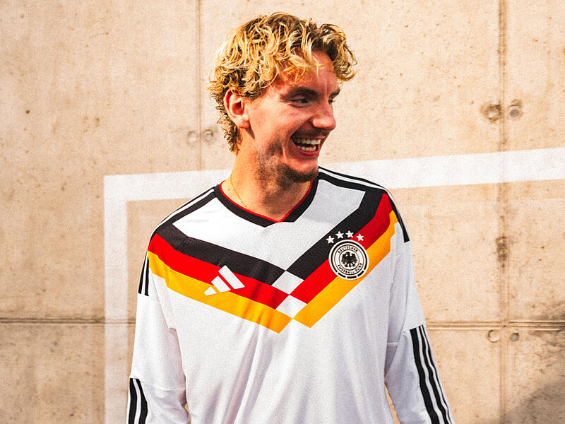 Ist das noch Nick Woltemade oder schon Rudi V&ouml;ller in fr&uuml;heren Jahren? Der St&uuml;rmer von Newcastle United im neuen DFB-Dress.