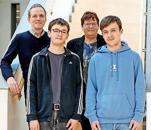 V.l.: Martin Erzfeld, Leiter der st&auml;dtischen Musikschule, mit Christiane Wei&szlig;, Leiterin der Stadtb&uuml;cherei, und den beiden Freiwilligen Moritz Palowski und Ryan Back.