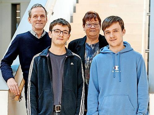 V.l.: Martin Erzfeld, Leiter der st&auml;dtischen Musikschule, mit Christiane Wei&szlig;, Leiterin der Stadtb&uuml;cherei, und den beiden Freiwilligen Moritz Palowski und Ryan Back.