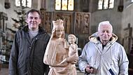 Eine neue Marienstatue schmückt die Marienkirche in Königsberg. Bildhauer Harald Göbel (links) hat das Kunstwerk geschaffen, und rechts ist der Stifter Oswald Tränkenschuh zu sehen.
