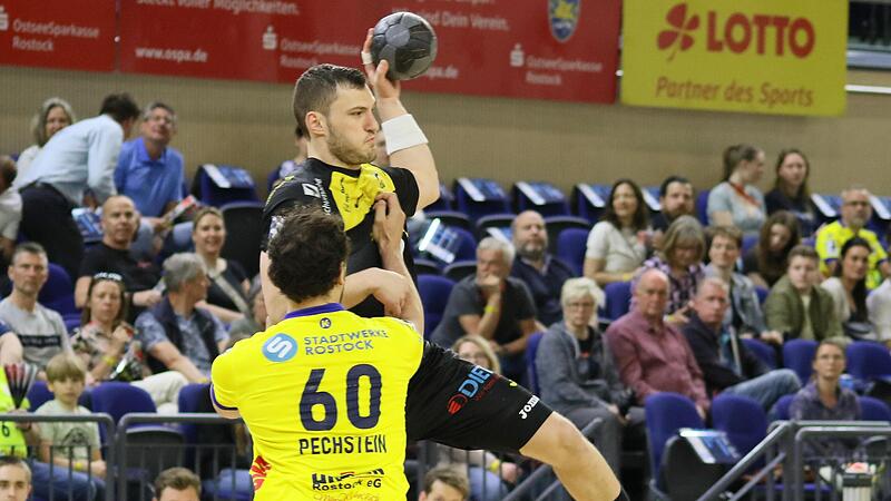 Merlin Fu&szlig; (am Ball, gegen den Rostocker Marc Pechstein) und der HSC Coburg siegten in Rostock m&uuml;helos.
