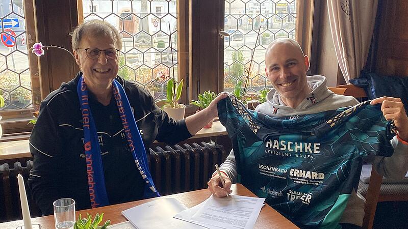 Daniel Habesohn (rechts) wurde vom Gesch&auml;ftsf&uuml;hrer des TSV Bad K&ouml;nigshofen, Matthias Braun, zur Unterzeichnung des Vertrags eingeladen.