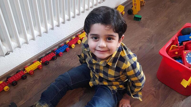 Yusef Mohamad kam mit schweren Deformationen zur Welt. Dem KInd drohte eine Amputation. Heute kann der Fünfjährige laufen.