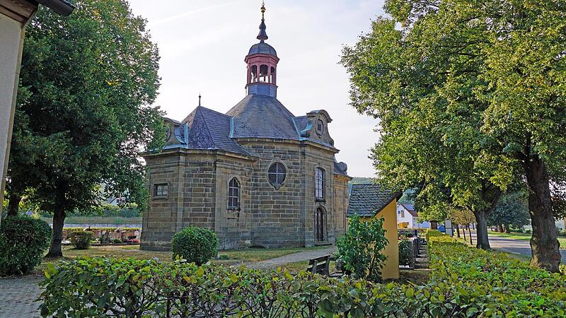 Die Valentinikapelle in Unterleiterbach würde nach Ansicht des Landesamts für Denkmalpflege durch das vorgesehene Baugebiet in ihrer Wirkung beeinträchtigt. Der Gemeinderat verfolgt den Bebauungsplan dennoch weiter.