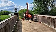 Die Holzbrücke in Forchheim-Reuth muss dringend saniert werden. Jetzt finden dazu erste Baugrunderkundungen statt.