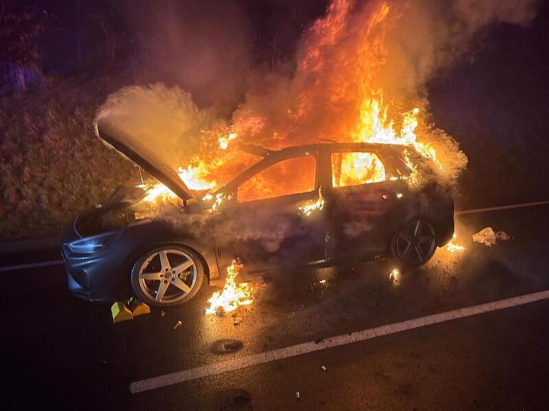 Zwischen Buchbach und Rothenkirchen brannte ein Fahrzeug komplett aus