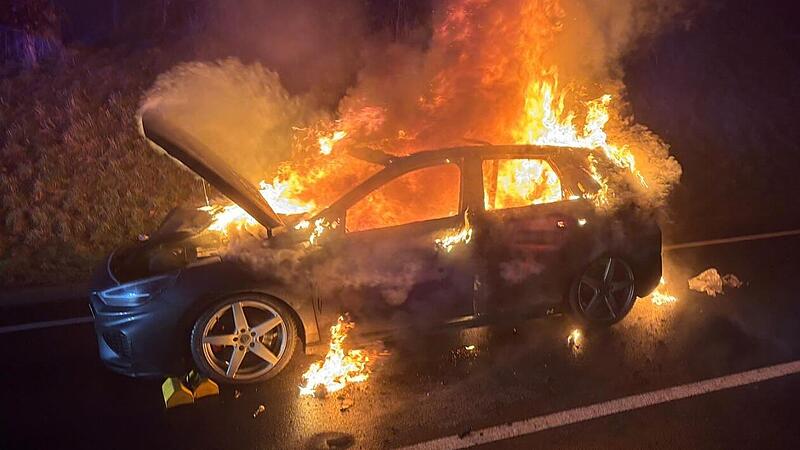 Zwischen Buchbach und Rothenkirchen brannte ein Fahrzeug komplett aus