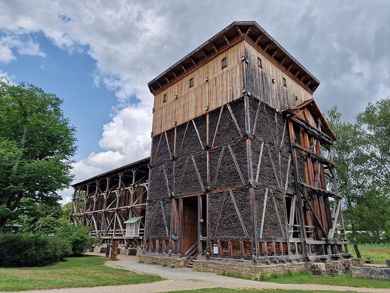 Der Turm des Gradierwerks bleibt stehen. Er soll k&uuml;nftig auf der ersten Ebene eine Ausstellung zur Geschichte der Anlage erhalten.