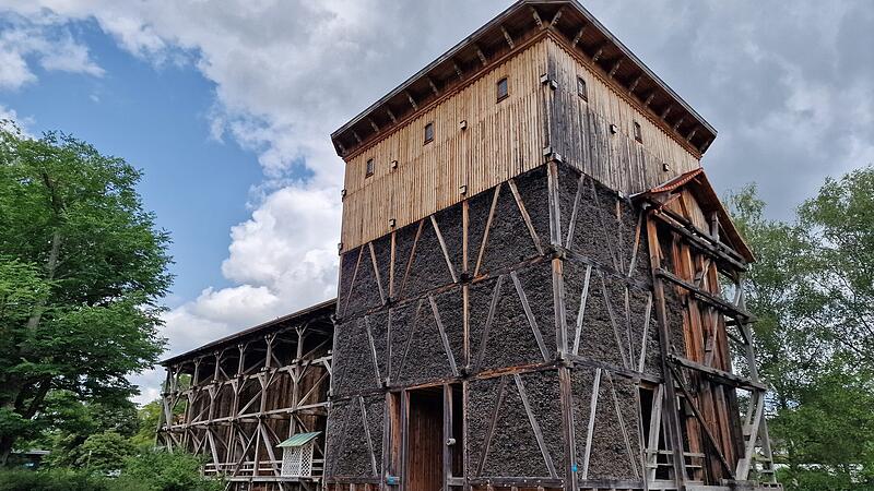 Der Turm des Gradierwerks bleibt stehen. Er soll künftig auf der ersten Ebene eine Ausstellung zur Geschichte der Anlage erhalten. Der Turm des Gradierwerks bleibt stehen. Er soll künftig auf der ersten Ebene eine Ausstellung zur Geschichte der Anlage erhalten.