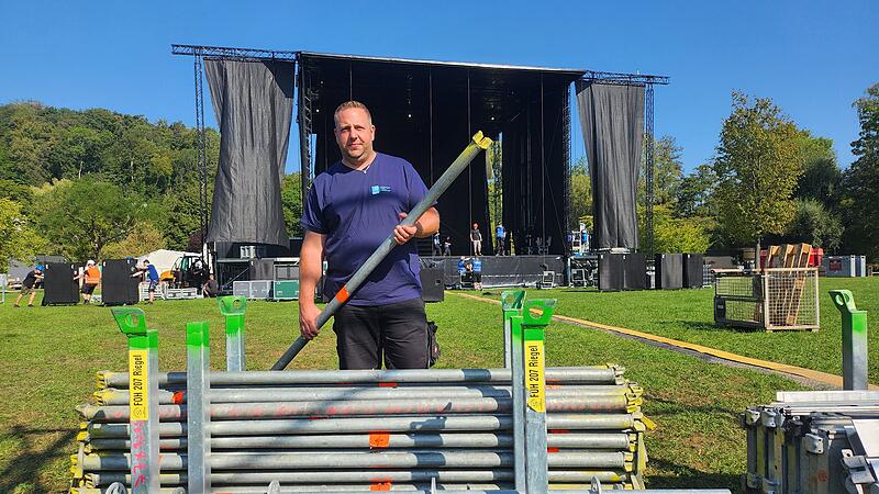 Legt selbstverst&auml;ndlich auch Hand an: Philipp Tewes, technischer Leiter.