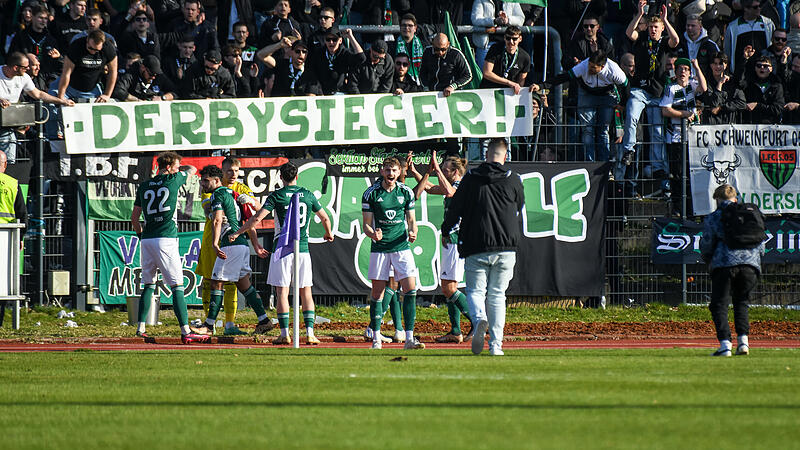 Fans und Spieler des FC Schweinfurt feiern den Derbysieg gegen den FC Eintracht Bamberg.FC Eintracht Bamberg vs. FC Schweinfurt_Fans (9.3.2024) Fans und Spieler des FC Schweinfurt feiern den Derbysieg gegen den FC Eintracht Bamberg.