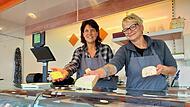 Michaela Eichfelder (links) von der gleichnamigen Bamberger Gärtnerei und ihre Mitarbeiterin Kerstin Starklauf bieten seit Ende April aus dem neuen Käsewagen heraus Käse an.