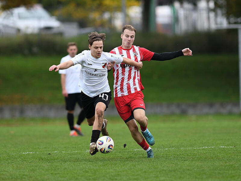 TVH-Akteur Maximilian Baum (links) im Zweikampf mit Felix Ankenbrand vom FC Haßfurt.