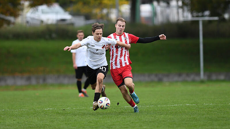 TVH-Akteur Maximilian Baum (links) im Zweikampf mit Felix Ankenbrand vom FC Haßfurt.