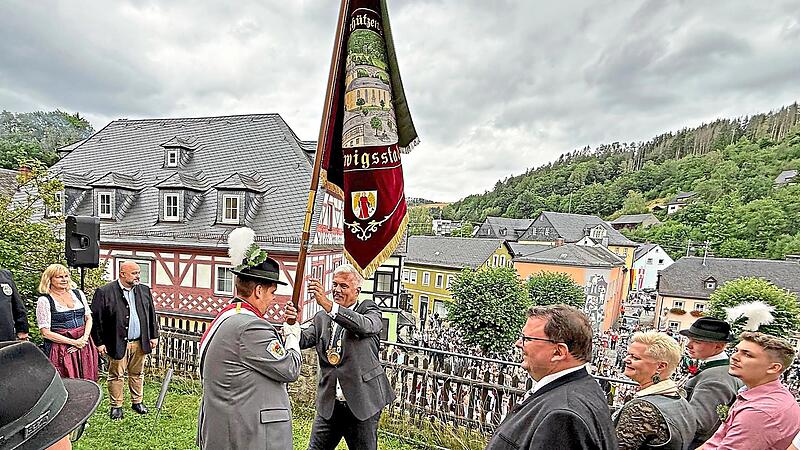 Bürgermeister Timo Ehrhardt übergibt die Traditionsfahne.Florian Bauer Bürgermeister Timo Ehrhardt übergibt die Traditionsfahne.Florian Bauer