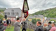 B&uuml;rgermeister Timo Ehrhardt &uuml;bergibt die Traditionsfahne.Florian Bauer