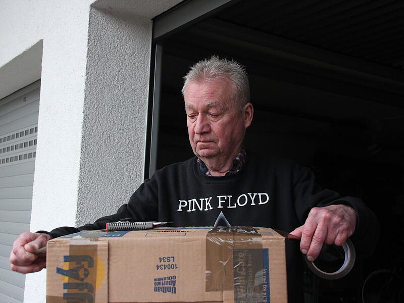 Dieter Wolf packt fleißig Pakete. Die Osterlieferung soll noch rechtzeitig ankommen. Dieter Wolf packt fleißig Pakete. Die Osterlieferung soll noch rechtzeitig ankommen.