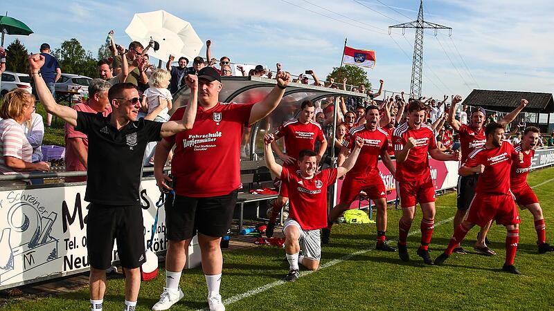 Gro&szlig;er Jubel beim TSV Staffelstein nach dem Schlusspfiff: Spieler, Betreuer und der mitgereiste Anhang feiern den 4:2-Sieg gegen den TSV Neukenroth.