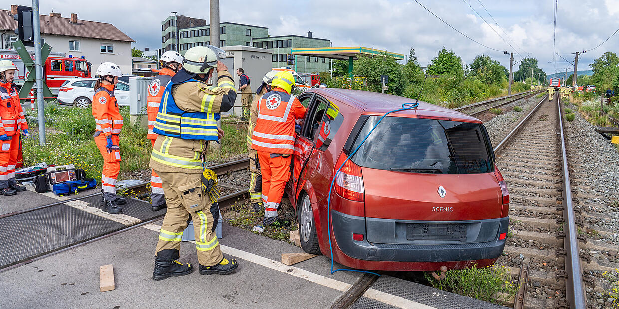 Zug kracht in Pkw: Großübung in Bamberg simuliert Bahnunfall