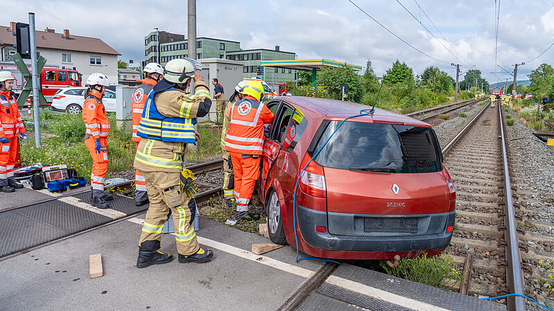 Gro&szlig;&uuml;bung auf Bahnstrecke in Bamberg - Zug kollidiert mit Pkw