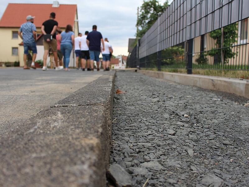 Der Zeitlofser Bauauschuss begutachtet die Stra&szlig;en in der Marktgemeinde, die vom aktuellen Glasfaserausbau betroffen sind.