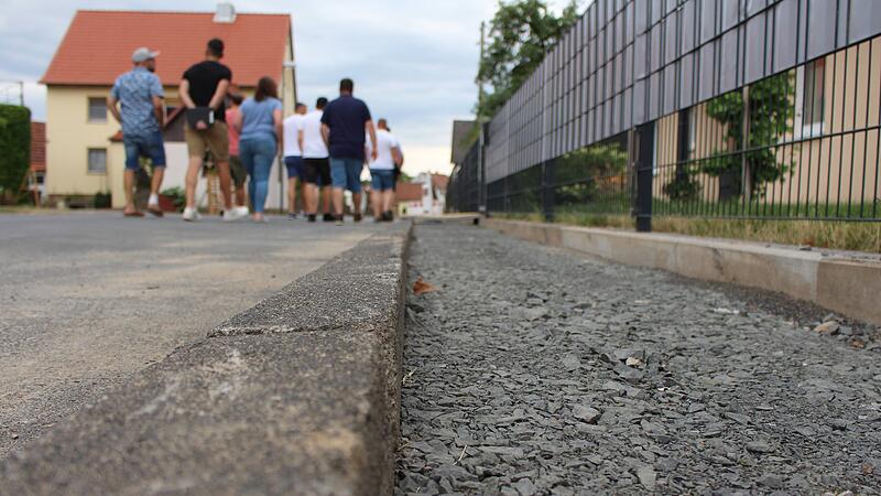 Der Zeitlofser Bauauschuss begutachtet die Stra&szlig;en in der Marktgemeinde, die vom aktuellen Glasfaserausbau betroffen sind.
