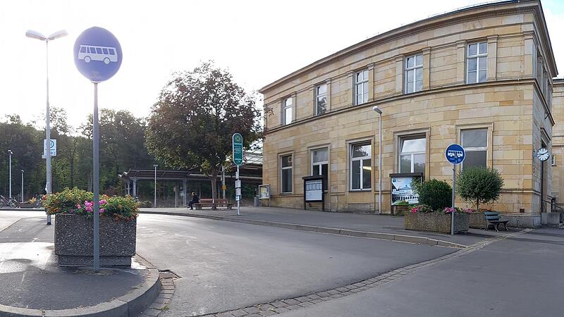 Das Rathaus macht sich Gedanken, wie das Bahnhofsumfeld künftig ausschauen soll. Dafür soll es ein Konzept geben. Das Rathaus macht sich Gedanken, wie das Bahnhofsumfeld künftig ausschauen soll. Dafür soll es ein Konzept geben.