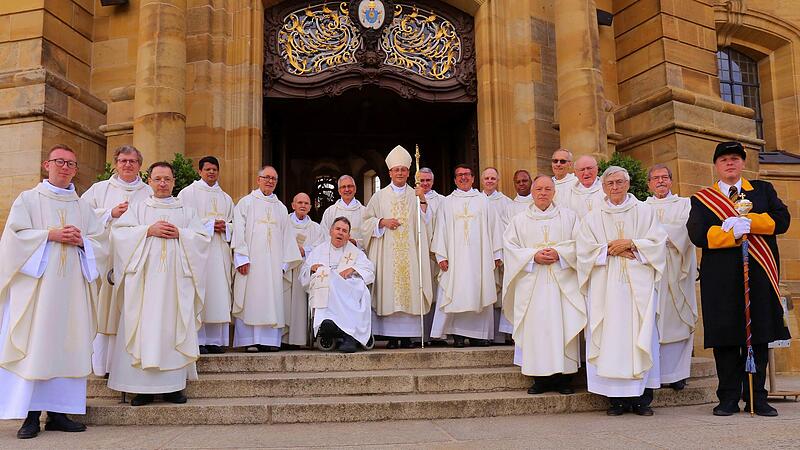 Nach dem Festgottesdienst versammelten sich die Priesterjubilare zusammen mit Weihbischof Herwig G&ouml;ssl und Kirchenschweizer Daniel Reiz vor der Basilika Vierzehnheiligen.