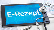 Ein Tablet mit dem Text E-Rezept auf dem Display E-Rezept