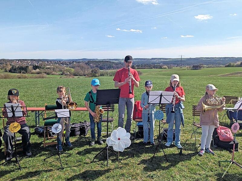 Bl&auml;sergruppenensemble unter der Leitung von Stefan Sch&ouml;n spielt am Wegesrand bei Neunkirchen.