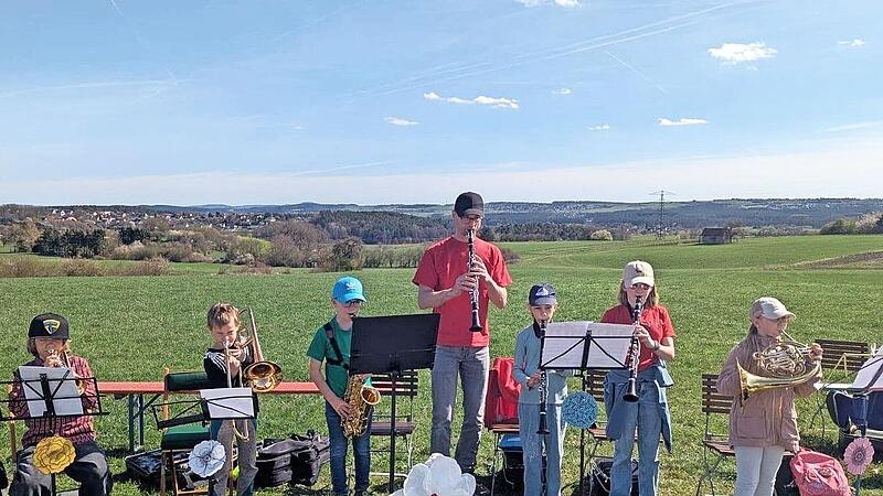 Bl&auml;sergruppenensemble unter der Leitung von Stefan Sch&ouml;n spielt am Wegesrand bei Neunkirchen.