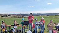 Bl&auml;sergruppenensemble unter der Leitung von Stefan Sch&ouml;n spielt am Wegesrand bei Neunkirchen.