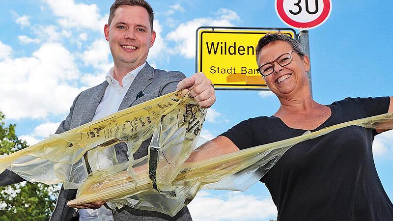 In Wildensorg fallen ab 2023 die gelben Säcke weg. Bambergs Zweiter Bürgermeister Jonas Glüsenkamp und die Vorsitzende des Bürgervereins Wildensorg, Monika Hoh, freuen sich über den Start des Pilotprojektes.