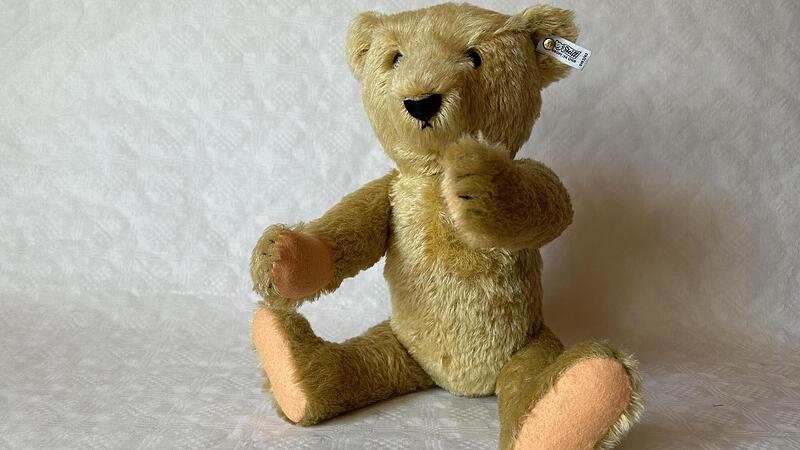 „Bär 55 PB“ heißt der Teddy der Firma Steiff, den Museumspädagogin Alexandra Taschner vom Spielzeugmuseum Neustadt als Exponat des Monats Juli ausgewählt hat.