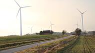 Die Windräder im Nordwesten von Höchstadt bekommen jetzt Gesellschaft durch sechs weitere, deutlich höhere und leistungsfähigere Anlagen. Zwei von ihnen werden vor die älteren Windräder gesetzt. Im Vordergrund der Wachenrother Weg. Die Windräder im Nordwesten von Höchstadt bekommen jetzt Gesellschaft durch sechs weitere, deutlich höhere und leistungsfähigere Anlagen. Zwei von ihnen werden vor die älteren Windräder gesetzt. Im Vordergrund der Wachenrother Weg.