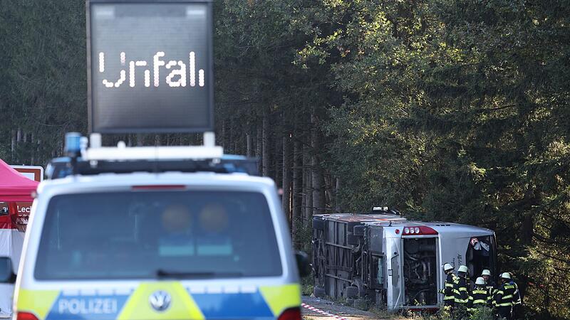 Schwerer Busunfall auf der A96 - Tote und Verletzte Schwerer Busunfall auf der A96 - Tote und Verletzte