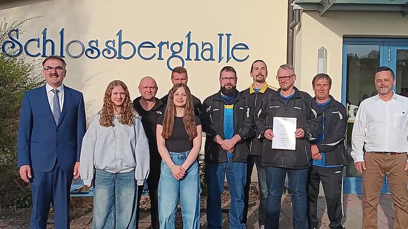Unser Foto zeigt Bürgermeister Harald Hofmann mit den geehrten Sportlerinnen und Sportlern.