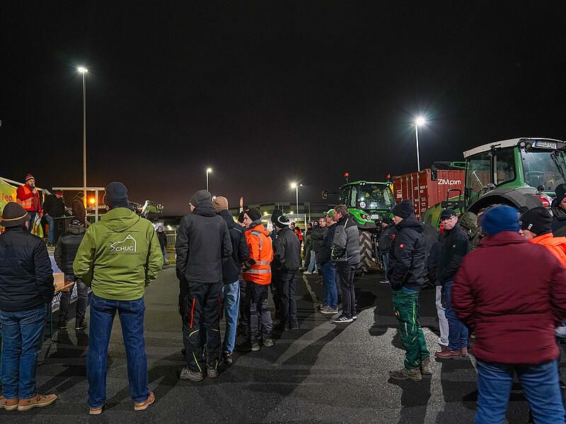Bauernstreik vor Lidl: Landwirte protestieren gegen niedrige Milch- und ButterpreiseStreik Landwirte Lidl 2025