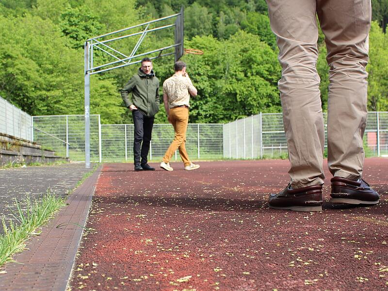 Der K&auml;fig, ein Sportareal neben dem Gymnasium, soll noch in diesem Jahr saniert werden. Es br&ouml;ckel an allen Ecken und Enden. Davon konnte sich der Stadtrat k&uuml;rzlich ein Bild machen.