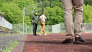 Der K&auml;fig, ein Sportareal neben dem Gymnasium, soll noch in diesem Jahr saniert werden. Es br&ouml;ckel an allen Ecken und Enden. Davon konnte sich der Stadtrat k&uuml;rzlich ein Bild machen.