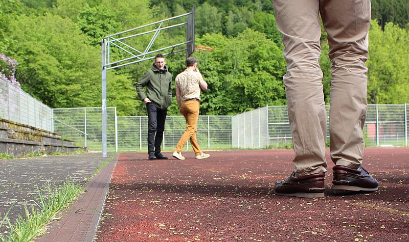 Der Käfig, ein Sportareal neben dem Gymnasium, soll noch in diesem Jahr saniert werden. Es bröckel an allen Ecken und Enden. Davon konnte sich der Stadtrat kürzlich ein Bild machen. Der Käfig, ein Sportareal neben dem Gymnasium, soll noch in diesem Jahr saniert werden. Es bröckel an allen Ecken und Enden. Davon konnte sich der Stadtrat kürzlich ein Bild machen.