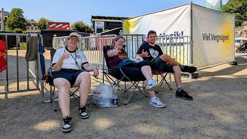 Das Warten auf den Kaiser (von links): Lisa, Claudia und Tim m&uuml;ssen noch einige Stunden ausharren, bis Roland Kaiser die B&uuml;hne betritt.