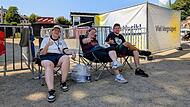 Das Warten auf den Kaiser (von links): Lisa, Claudia und Tim m&uuml;ssen noch einige Stunden ausharren, bis Roland Kaiser die B&uuml;hne betritt.